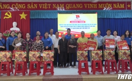Thành Đoàn Thành phố Hồ Chí Minh tặng quà cho gia đình chính sách tại Cái Bè