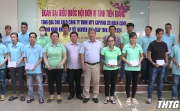 Ông Nguyễn Hoàng Mai – Phó Chủ nhiệm Ủy ban Xã hội của Quốc hội tặng quà Tết cho công nhân Tiền Giang