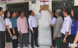 Agribank Tiền Giang tặng 9 căn nhà Đại đoàn kết cho hộ nghèo ở huyện Cái Bè