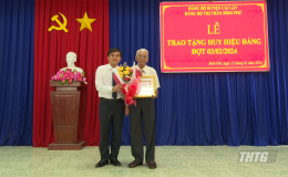Ông Nguyễn Văn Mười – Trưởng Ban Nội chính Tỉnh ủy trao Huy hiệu Đảng cho đảng viên đợt 3-2
