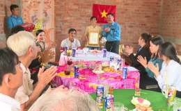 Công ty Giày Apache Việt Nam tặng Mái ấm công đoàn cho công nhân
