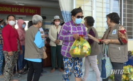 Huyện Chợ Gạo tặng 100 phần quà cho người mù có hoàn cảnh khó khăn
