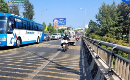 Bến Tre, Tiền Giang khắc phục ùn ứ giao thông khi cầu Rạch Miễu quá tải
