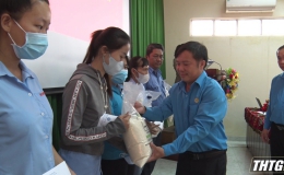 Liên đoàn Lao động huyện Chợ Gạo tặng quà Tết cho người lao động có hoàn cảnh khó khăn