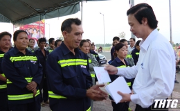 Bí thư Tỉnh ủy Nguyễn Văn Danh đến thăm và tặng quà tết cho công nhân lao động làm việc trong đêm giao thừa