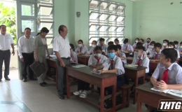 Chủ tịch UBND thị xã Cai Lậy kiểm tra tình hình học sinh trở lại trường sau kỳ nghỉ Tết