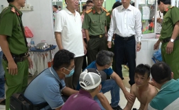 Phó Chủ tịch UBND tỉnh Nguyễn Thành Diệu trực tiếp đến hiện trường thăm hỏi các bé, biểu dương lực lượng công an khống chế thành công đối tượng ngáo đá