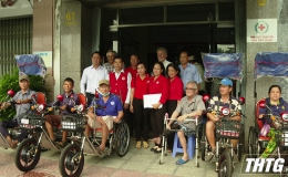 Tặng xe lắc tay cho 29 người khuyết tật