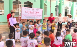 Hội Chữ thập đỏ tỉnh Tiền Giang tặng sữa cho trẻ em nghèo, khuyết tật tại huyện Tân Phước