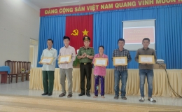 Công an tỉnh Tiền Giang khen thưởng 5 người dân nhặt ma túy giao Công an