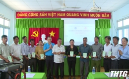 Tiền Giang tặng sổ Bảo hiểm cho thành viên HTX Nông nghiệp Tân Điền