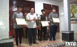 Xã Quơn Long, huyện Chợ Gạo khen thưởng biểu dương 3 thiếu niên không tham của rơi
