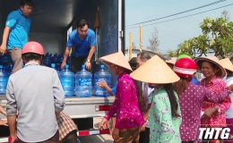 1000 bình nước uống đến với người dân vùng hạn mặn tỉnh Tiền Giang