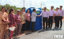 Ngân hàng Chính sách xã hội Tiền Giang hỗ trợ bồn chứa nước cho huyện Gò Công Đông