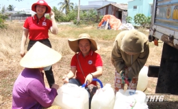 Hội Chữ thập đỏ Trà Vinh tổ chức cấp nước sinh hoạt cho người dân Gò Công Đông