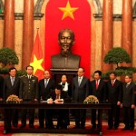 Chủ tịch nước Trương Tấn Sang ký Lệnh Công bố Hiến pháp 
