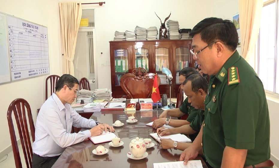 Chủ tịch UBND tỉnh làm việc với Bộ chỉ huy Bộ đội Biên phòng về công tác phục vụ bầu cử. 