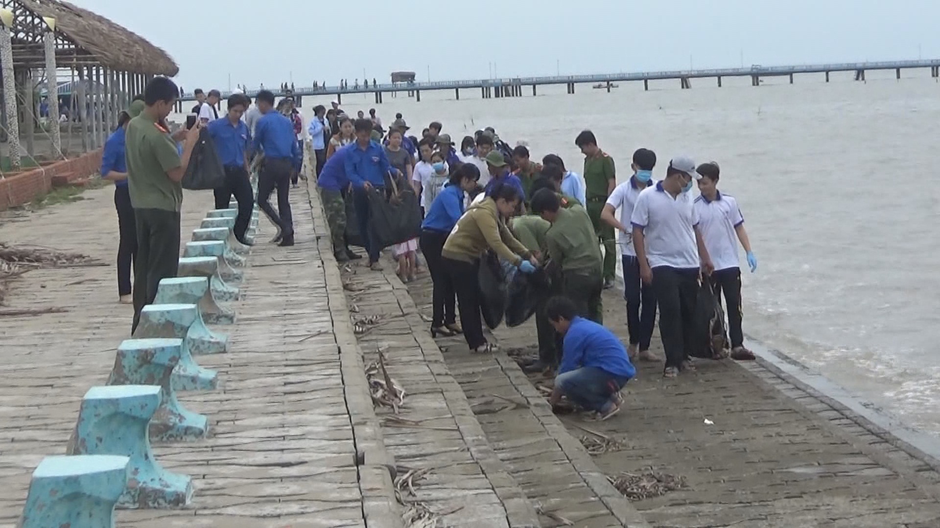 Ra quân thực hiện Chiếc dịch tình nguyện “Hãy làm sạch biển” năm 2017