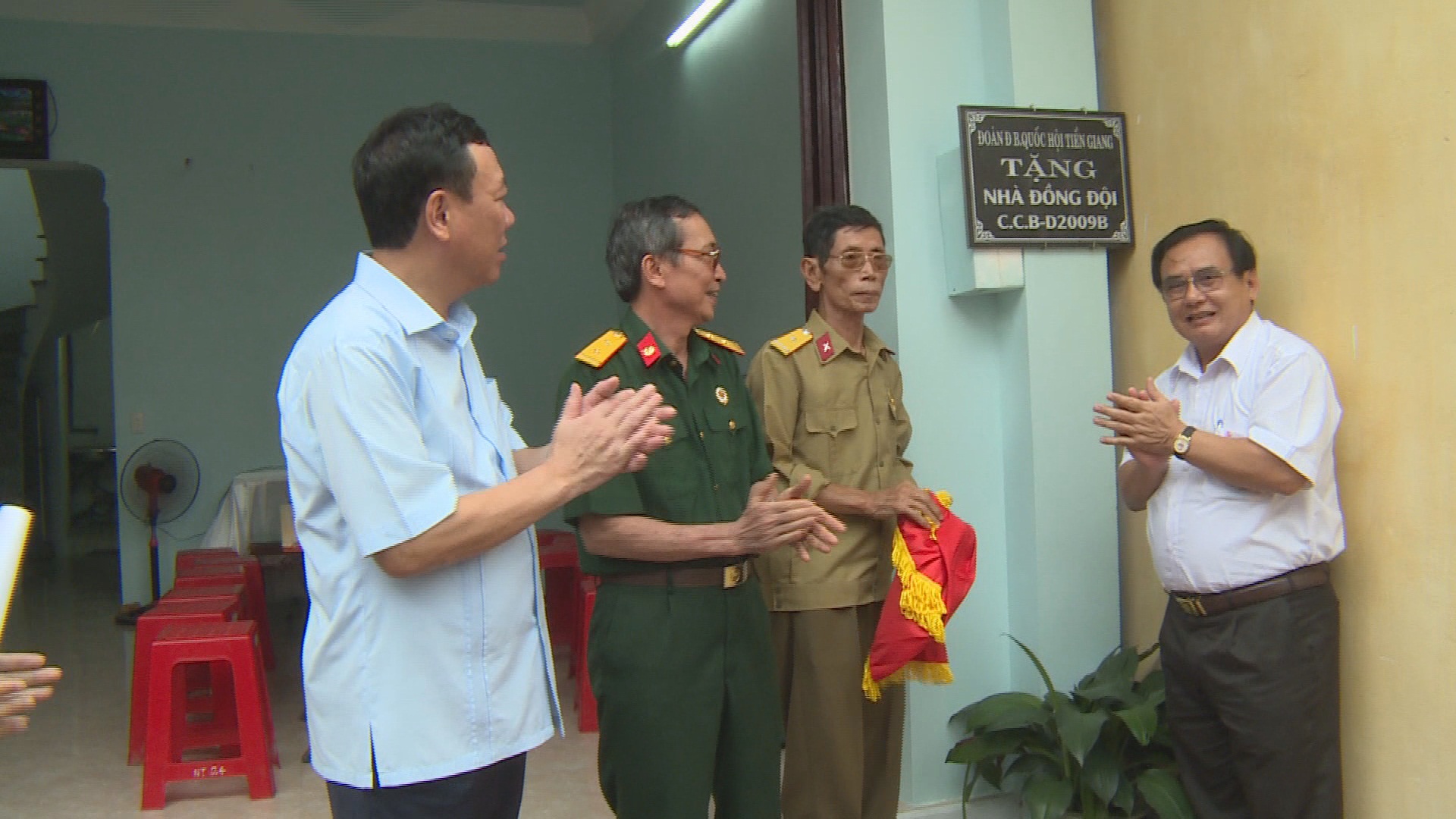 Đoàn ĐBQH tỉnh Tiền Giang bàn giao nhà đồng đội