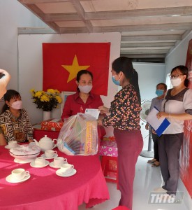 Đài PT-TH Tiền Giang cùng nhà tài trợ trao tặng nhà “Đại đoàn kết” giúp người nghèo đón Tết