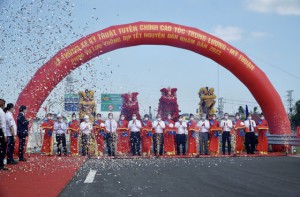 Chủ tịch nước cắt băng thông xe cao tốc Trung Lương- Mỹ Thuận