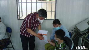 Đoàn Đại biểu Quốc hội tỉnh Tiền Giang tặng quà trẻ khuyết tật