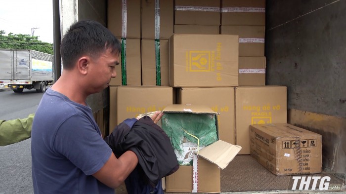 Công an tỉnh Tiền Giang bắt đối tượng vận chuyển 33.000 bao thuốc lá lậu