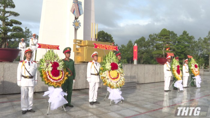Viếng Nghĩa trang liệt sĩ tỉnh nhân kỷ niệm 60 năm Ngày truyền thống lực lượng Cảnh sát nhân dân
