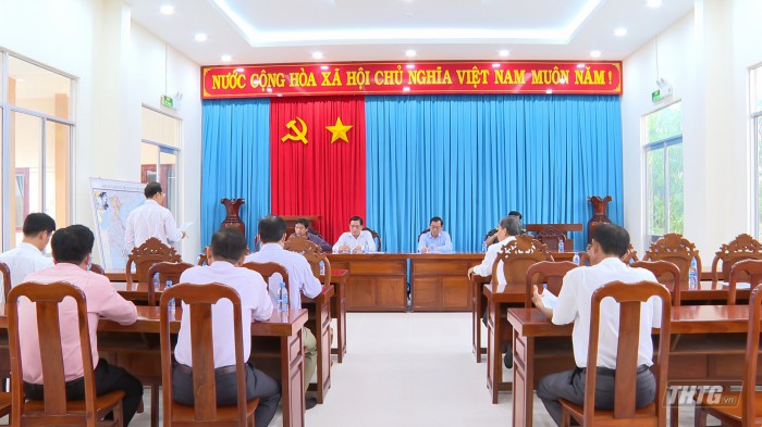 Chủ tịch UBND tỉnh Tiền Giang Nguyễn Văn Vĩnh kiểm tra và chỉ đạo công tác ứng phó với bão Noru tại huyện Gò Công Đông
