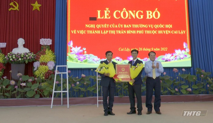 PS - Huyen Cai Lay cong bo Nghi quyet thanh lap thi tran Binh Phu.mpg_snapshot_09.07.099