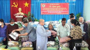 Thị xã Gò Công: tặng quà cho 100 hộ có hoàn cảnh khó khăn