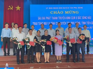 Đài PT&TH Tiền Giang tổ chức trao tặng máy vi tính cho huyện Tân Phú Đông