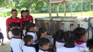 Dai-ichi Life Việt Nam tặng máy lọc nước và học bổng cho học sinh huyện Cái Bè