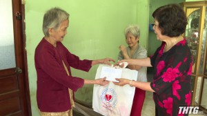 Thăm và tặng quà cho người khuyết tật ở thị xã Cai Lậy