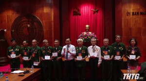 Chủ tịch UBND tỉnh Tiền Giang thăm hỏi, tặng quà cho cán bộ chiến sĩ và thân nhân gia đình tham gia trực tiếp trận đánh Ấp Bắc