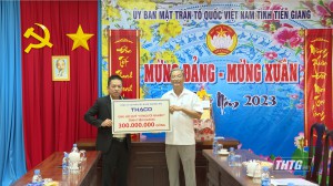 Công ty Cổ phần Tập Đoàn Trường Hải THACO trao 300 triệu đồng ủng hộ quà Tết và Quỹ vì người nghèo của tỉnh