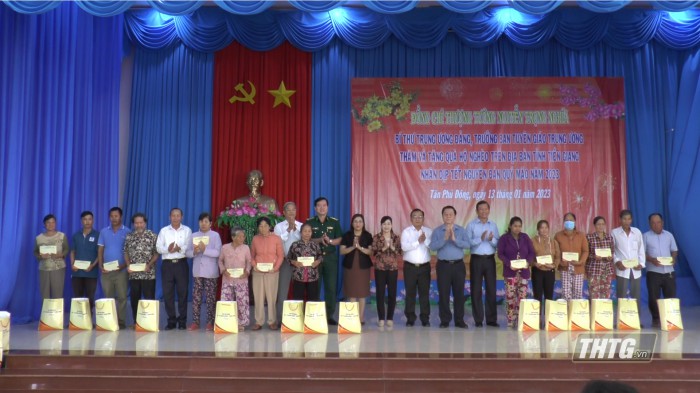 Ông Nguyễn Trọng Nghĩa thăm, tặng quà tết và trao nhà tình nghĩa tại huyện Tân Phú Đông