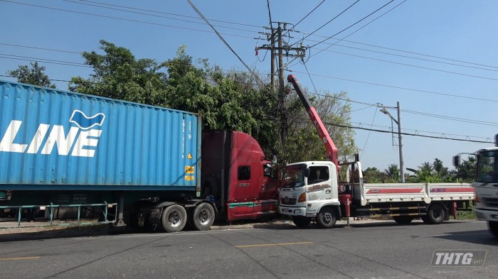 Tiền Giang: Xe tải đầu kéo tông gãy cột điện trên Quốc lộ 50