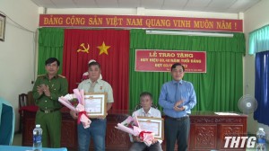 Huyện ủy Gò Công Đông trao Huy hiệu 60 năm và 40 năm tuổi đảng cho đảng viên cao niên