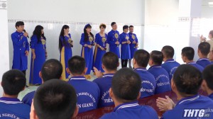 Đoàn tình ca Bắc Sơn, thuộc Tập đoàn An Nông biểu diễn văn nghệ tại Cơ sở cai nghiện ma túy tỉnh Tiền Giang 