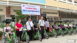 Hội Bảo trợ bệnh nhân nghèo tỉnh Tiền Giang trao xe lăn cho người khuyết tật