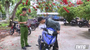 Công an huyện Tân Phước trao trả xe mô tô cho bị hại