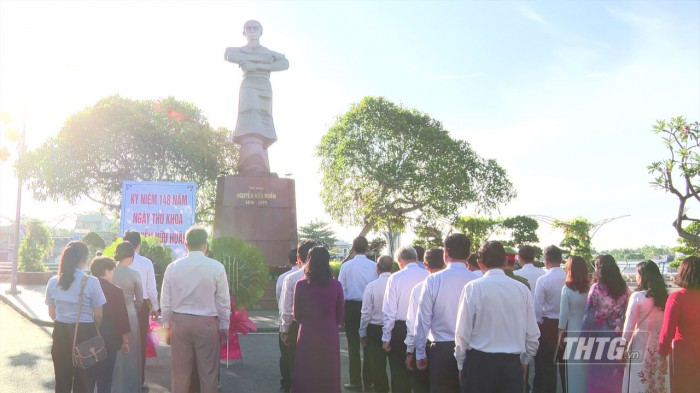 Lãnh đạo tỉnh Tiền Giang đặt tràng hoa tưởng niệm ngày mất Thủ khoa Nguyễn Hữu Huân