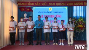 Công đoàn Viên chức tỉnh Tiền Giang trao học bổng tấm lòng vàng năm 2023