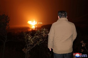 Bán đảo Triều Tiên dậy sóng sau vụ phóng vệ tinh trinh sát của Bình Nhưỡng