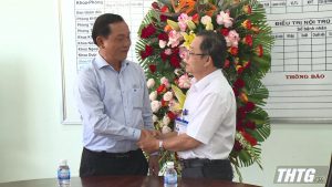 Chủ tịch UBND tỉnh Nguyễn Văn Vĩnh thăm chúc mừng các Y, bác sĩ nhân ngày Thầy thuốc Việt Nam