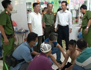 Phó Chủ tịch UBND tỉnh Nguyễn Thành Diệu trực tiếp đến hiện trường thăm hỏi các bé, biểu dương lực lượng công an khống chế thành công đối tượng ngáo đá