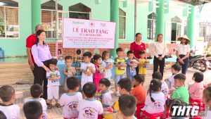 Hội Chữ thập đỏ tỉnh Tiền Giang tặng sữa cho trẻ em nghèo, khuyết tật tại huyện Tân Phước