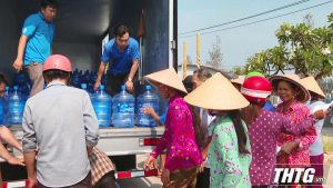 1000 bình nước uống đến với người dân vùng hạn mặn tỉnh Tiền Giang
