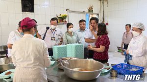 Kiểm tra về an toàn thực phẩm tại bếp ăn Công ty Cổ phần Vinh Quang